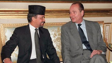 Hassanal Bolkiah et Jacques Chirac à l'Elysée, le 16 décembre 1996.&nbsp; (JEAN-LOUP GAUTREAU / AFP)