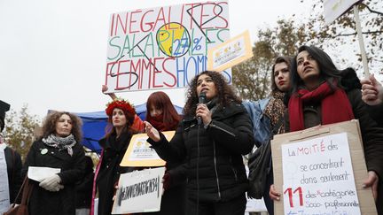 Des femmes manifestent pour l'égalité salariale, à Paris, le 7 novembre 2016. (THOMAS SAMSON / AFP)