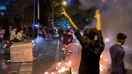 Des Iraniens manifestent&nbsp;à Téhéran, en Iran, le 19 septembre 2022,&nbsp;après la mort de Mahsa Amini.&nbsp; (STRINGER / ANADOLU AGENCY / AFP)