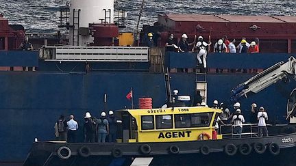 Des experts turcs, russes, ukrainiens et délégués des Nations unies&nbsp;arrivent sur le navire "Razoni", près d'Istanbul (Turquie), le 3 août 2022. (OZAN KOSE / AFP)