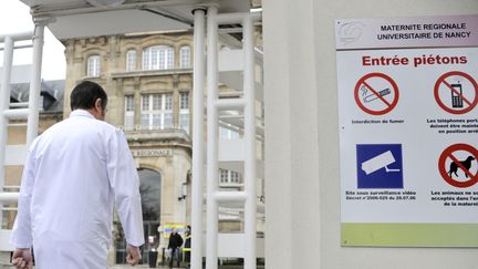 Un membre du personnel m&eacute;dical entre dans la maternit&eacute; r&eacute;gionale de Nancy (Meurthe-et-Moselle), o&ugrave; un nouveau-n&eacute; a &eacute;t&eacute; enlev&eacute; par une jeune femme, mardi 18 d&eacute;cembre. (JEAN-CHRISTOPHE VERHAEGEN / AFP)