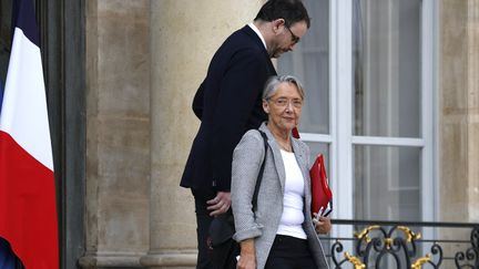 Elisabeth Borne, la Première ministre, sur le perron de l'Elysée, le 18 avril 2023. (LUDOVIC MARIN / AFP)