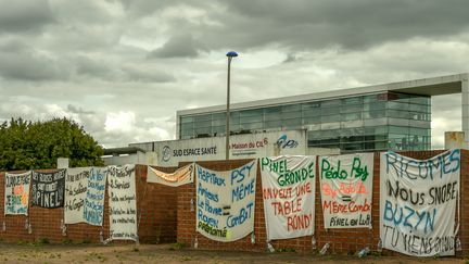 Des banderoles de grévistes devant l'hôpital Philippe-Pinel à Amiens (Somme), le 24 août 2018.&nbsp; (PHILIPPE HUGUEN / AFP)