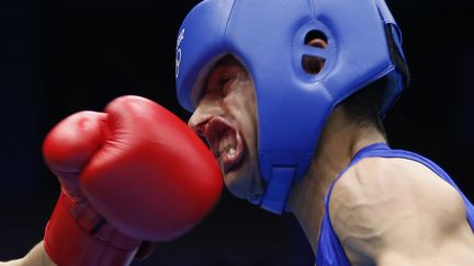 A&iuml;e, le Fran&ccedil;ais&nbsp;Nordine Oubaali prend un mauvais coup de l'Afghan Ajmal Faisal dans la cat&eacute;gorie mi-mouche, le 30 juillet 2012. (MURAD SEZER / REUTERS)