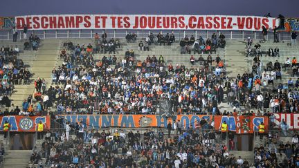 La banderole d&eacute;ploy&eacute;e par les supporters marseillais mercredi 28 mars 2012 au Stade V&eacute;lodrome, contre l'entra&icirc;neur Didier Deschamps et les joueurs. (BORIS HORVAT / AFP)