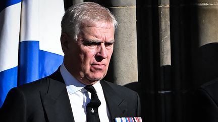 Le prince Andrew, le 12 septembre 2022, lors du cortège funéraire d'Elizabeth II à Edimbourg. (PAUL ELLIS / AFP)