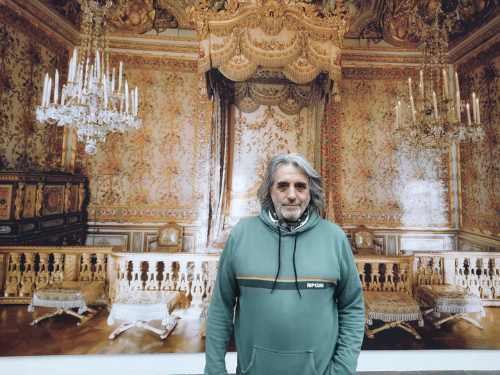 Jean-Gabriel Barthélémy devant sa photo de la chambre de la reine à Versailles. (ANNE CHEPEAU / RADIOFRANCE)