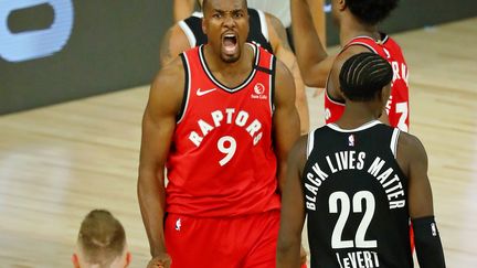 La joie et la rage de l'intérieur des Raptors, Serge Ibaka, à l'occasion de leur victoire sur les Nets. (POOL / GETTY IMAGES NORTH AMERICA)