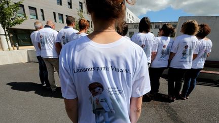 Des infirmiers, camarades de promo de Vincent Lambert, se mobilisent contre l'acharnement th&eacute;rapeutique devant le CHU de Reims o&ugrave; est pris en charge le jeune homme t&eacute;trapl&eacute;gique, le 27 juin 2015. (FRANCOIS NASCIMBENI / AFP)