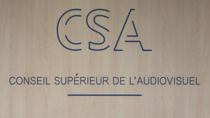 Le logo du Conseil sup&eacute;rieur de l'audiovisuel (CSA). (PATRICK KOVARIK / AFP)