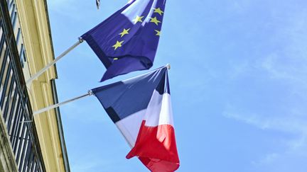 Les drapeaux européen et français de l'Hôtel de ville de Cours-la-Ville (Rhône). Photo d'illustration. (ADRIEN FILLON / NURPHOTO)