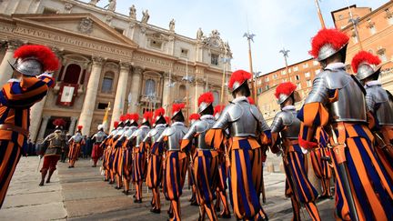 Des gardes suisses paradent place Saint-Pierre, au Vatican, le 25 d&eacute;cembre 2013. (MAXPPP)