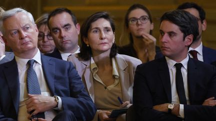 Le Premier ministre, Gabriel Attal, avec plusieurs ministres, notamment Bruno Le Maire et Amélie Oudéa-Castera, lors de la conférence de presse d'Emmanuel Macron, le 16 janvier 2024, à l'Élysée. (LUDOVIC MARIN / AFP)