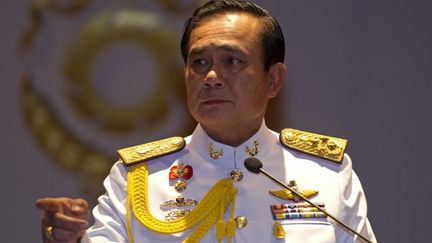 Le général Prayut Chan-O-Cha a officiellement été nommé par le roi de Thaïlande à la tête de la nouvelle junte militaire, lors d'une cérémonie au quartier général de l'armée, à Bangkok, le 26 mai 2014.  (PORNCHAI KITTIWONGSAKUL / AFP)