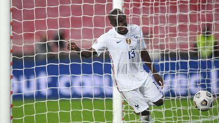 Le milieu de terrain des Bleus N'Golo Kanté marque un but face au Portugal, à Lisbonne, le 14 novembre 2020. (PATRICIA DE MELO MOREIRA / AFP)