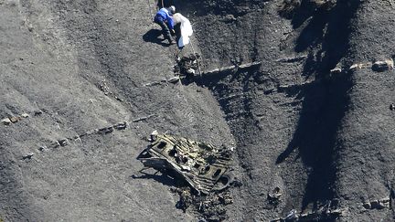 Un gendarme sur les lieux du crash de l'A320 de la compagnie Germanwings, dans les Alpes-de-Haute-Provence, le 27 mars 2015. (GONZALO FUENTES / REUTERS)