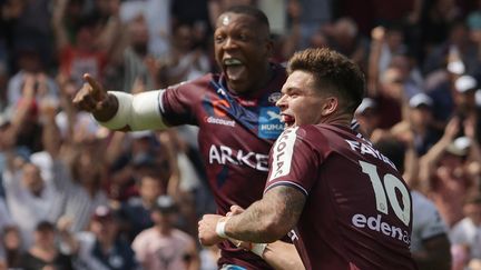 Matthieu Jalibert et Cameron Woki après un essai bordelais lors de la rencontre face à Lyon, le 21 mai au stade Chaban-Delmas. (THIBAUD MORITZ / AFP)