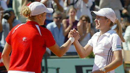 Justine Henin au filet face à Kim Clijsters après avoir remporté son premier titre à Roland-Garros, le 7 juin 2003. (JACQUES DEMARTHON / AFP)