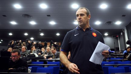 L'entra&icirc;neur de l'&eacute;quipe de France de rugby, Philippe Saint-Andr&eacute;, d&eacute;voile le 31 janvier 2012 la composition de l'&eacute;quipe qui rencontrera l'Italie &agrave; l'occasion du premier match du Tournoi des six nations.&nbsp; (MARTIN BUREAU / AFP)