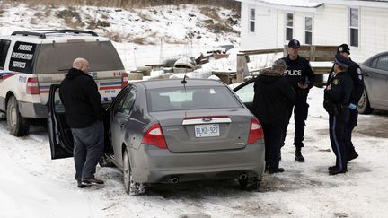 Des policiers s'apprêtent à fouiller une propriété où Bruce McArthur aurait pu enterrer des victimes, le 19 janvier 2018 à Madoc (Canada). (LARS HAGBERG / AP / SIPA)