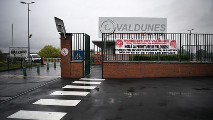 Un piquet de grève devant l'usine Valdunes (Nord), le 9 mai 2023. (PIERRE ROUANET / MAXPPP)