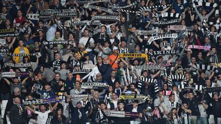 Les supporters de la Juventus lors des quarts de finale de la Ligue des Champions, le 11 avril 2017, contre Barcelone à Turin. (GIUSEPPE CACACE / AFP)