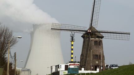 La centrale nucl&eacute;aire de Doel, en Belgique, le 15 amrs 2011. (FRANCOIS LENOIR / REUTERS)