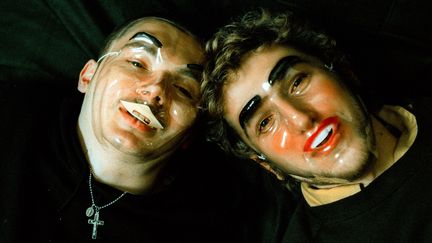 Guy-Manuel de Homem Christo et Thomas Bangalter, en 1997 à Amsterdam (Pays-Bas). A l'époque, l'idée d'anonymat les travaillait déjà, d'où ces masques, avant qu'ils ne disparaissent définitivement sous des casques de robots. (PAUL BERGEN / REDFERNS / GETTY)