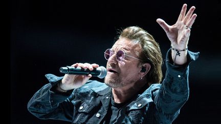 Bono, le chanteur du groupe de rock irlandais U2, lors d'un concert le 3 octobre 2018 à Hambourg (Allemagne), dans le cadre de la tournée "The eXPERIENCE + INNOCENCE". (DANIEL BOCKWOLDT / DPA / AFP)