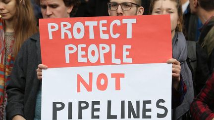 Manifestation à Vancouver contre l'extention d'un pipeline transportant du pétrole issu des sables bitumineux.  (reuters/ Chris helgren)