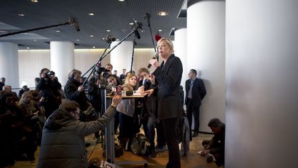 Au 94e congr&egrave;s de l'Association des maires de France &agrave; Paris, Marine Le Pen, candidate du Front national &agrave; la pr&eacute;sidentielle, a encha&icirc;n&eacute; conf&eacute;rence de presse et intervention sur la cha&icirc;ne Public S&eacute;nat sans rencontrer les &eacute;lus, mardi 22 novembre 2011. (MARTIN BUREAU / AFP)