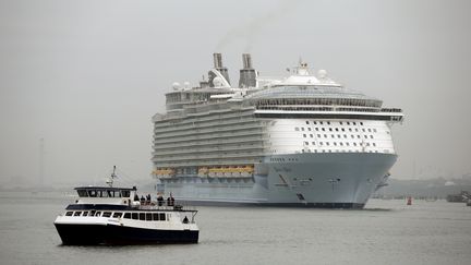 L'"Oasis of the Seas" arrive dans le port de Southampton (Royaume-Uni), le 15 octobre 2014.&nbsp; (ADRIAN DENNIS / AFP)