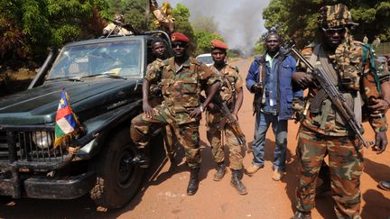 Des membres de la coalition rebelle de la Seleka, le 10 janvier 2013 &agrave; Damara (Centrafrique).&nbsp; (SIA KAMBOU / AFP)