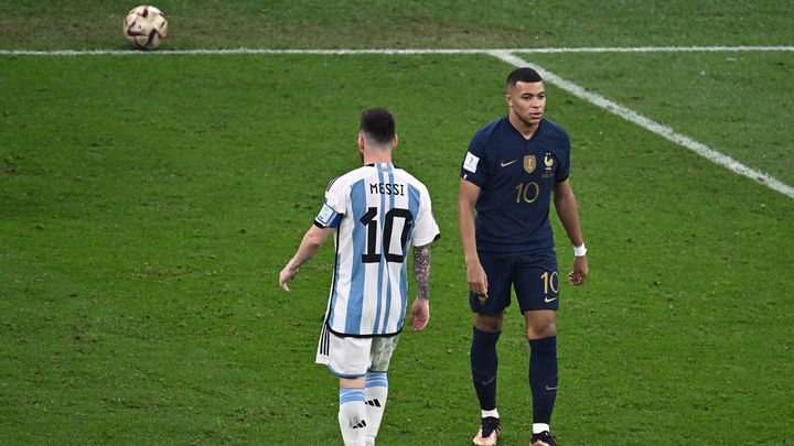 Lionel Messi et Kylian Mbappé lors de la finale de la Coupe du monde entre la France et l'Argentine au stade Lusail, le 18 décembre 2022. (JEWEL SAMAD / AFP)