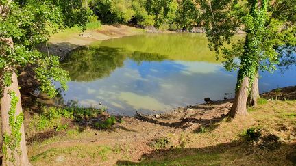 La réserve d'eau de port Melin présente un niveau inférieur à la normale en mai 2022. Le préfet du Morbihan a donc imposé un arrêté de restrictions pour l'usage de l'eau.&nbsp; (BORIS HALLIER / RADIO FRANCE)