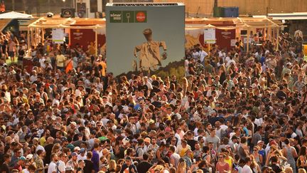 Des festivaliers assistent au festival Sonar à Barcelone le 18 juin 2022. (PAU BARRENA / AFP)