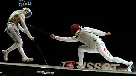 Le Fran&ccedil;ais Julien Mertine (&agrave; gauche) affrontant en finale&nbsp;Jianfei Ma pour la Chine, le 22 juillet 2014 &agrave; Kazan (Russie).&nbsp; (VASILY MAXIMOV / AFP)