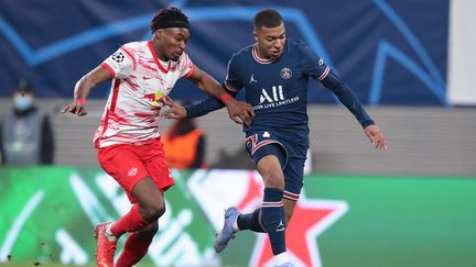 Les Français Mohamed Simakan et Kylian Mbappé au duel lors de Leipzig-PSG en Ligue des champions le 3 novembre 2021. (RONNY HARTMANN / AFP)