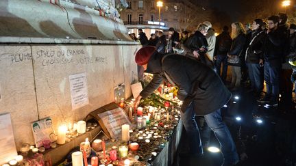 Crayons, fleurs, bougies... Le socle de la statue devient un mémorial où chacun peut venir se&nbsp;recueillir.&nbsp; (DURSUN AYDEMIR / ANADOLU AGENCY / AFP)