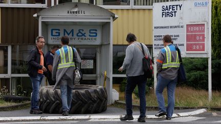 Des salariés de l'entreprise&nbsp;GM&amp;S, le 12 juillet 2017. (PASCAL LACHENAUD / AFP)