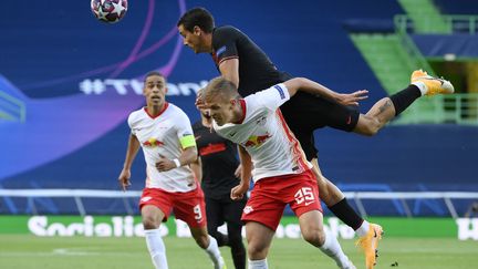 Yussuf Poulsen et Lukas Klostermann, arrivés bien avant que le club ne goûte à la Bundesliga, face à l'Atletico.  (LLUIS GENE / POOL)