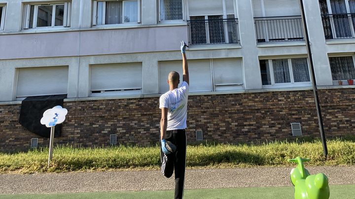 Pendant le confinement, des cours de gym collectif au balcon ont été mis en place par le collectif Solidaire des Chênes à Suresnes (Hauts-de-Seine). (FANNY LECHEVESTRIER / FRANCE-INFO)