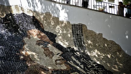 Le visage d'Amalia Rodrigues sur une mosaiïque de l'artiste Vhils, à Lisbonne, en 2015.
 (PATRICIA DE MELO MOREIRA / AFP)