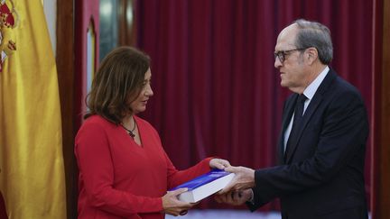 Le défenseur des droits, Ángel Gabilondo (à droite), remettant son rapport sur la pédocriminalité dans l'Église espagnole à la présidente du Congrès Francina Armengol (à gauche). (MARISCAL / MAXPPP)