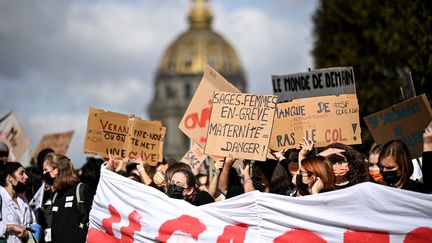 Manifestation des sages-femmes qui réclament de meilleurs salaires, à Paris, le 7 octobre 2021. (ANNE-CHRISTINE POUJOULAT / AFP)