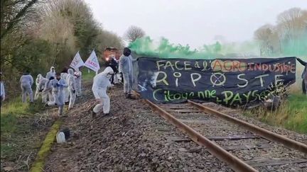 Bretagne :&nbsp;des militants bloquent un train de céréales, provoquant la colère des&nbsp;agriculteurs (France 2)