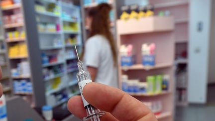 Un vaccin contre la grippe dans une pharmacie, en 2018. (MAXPPP)
