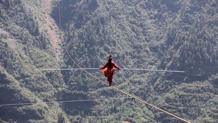 VIDEO. Chine : deux funambules rivalisent sur une corde raide à 300 m de hauteur