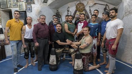 Pour lutter contre l’envahisseur arabe, les guerriers perses s’entraînaient à la lutte cachés dans des sous-sols qui furent nommés zourkhaneh, «maison de la force, de la chevalerie et de la générosité». Au fil de l’histoire, les lutteurs, les pahlavans, continuèrent de pratiquer le Varzesh-e Pahlavani que l’on peut traduire par «sport antique» ou «sport traditionnel».  (François-Olivier Dommergues/SIPA)