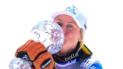 La Française Tessa Worley célèbre son petit globe de slalom géant décroché à Méribel, le 20 mars 2022. (NICOLAS TUCAT / AFP)